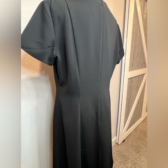 400. Liz Baker Black Shift Sheath Dress Short Sleeve Back V-Neck Knee Length - Picture 6 of 6